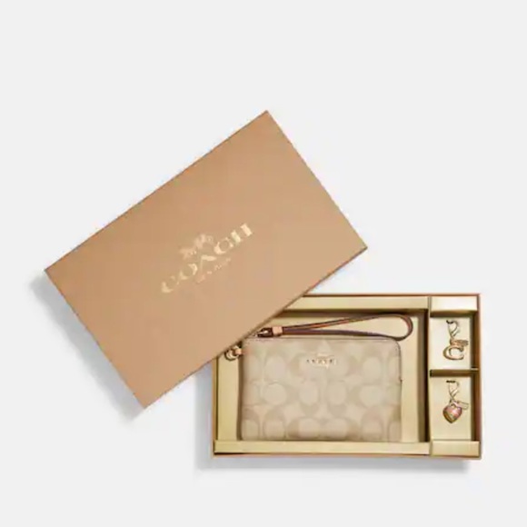 Coach Boxed Corner Zip Wristlet In Signature Canvas
Gold/Light Khaki/Faded Blush - Picture 3 of 16